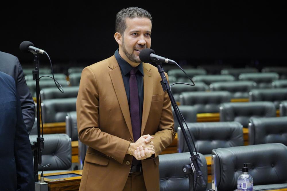 DEPUTADO ESCREVE PROJETO PARA TORNAR BOLSONARISMO CRIME